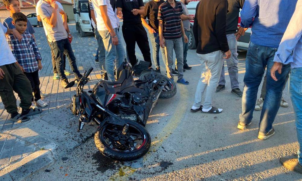 Konya’da göz göre göre gelen kaza! Motosikletli genç böyle savruldu 1